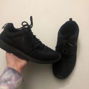 ALL BLACK NIKE RUNNING SHOES